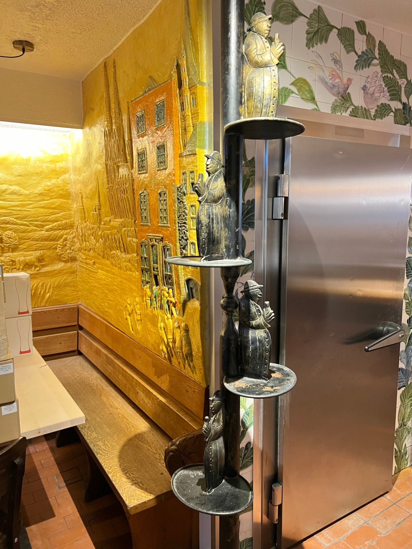 Wandrelief mit historischer Kölner Stadtansicht im Brauhaus zum Pfaffen