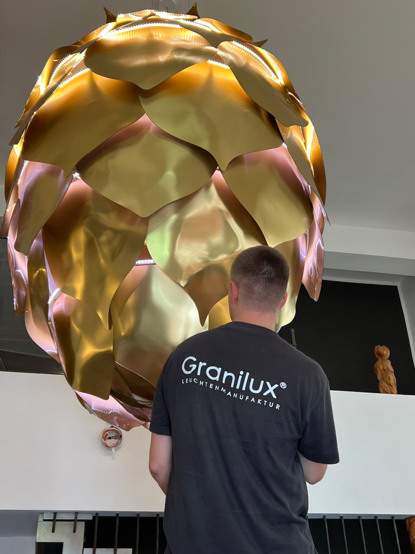 Finale Abnahme der leuchtenden Hopfenleuchte in der Granilux Manufaktur in Detmold