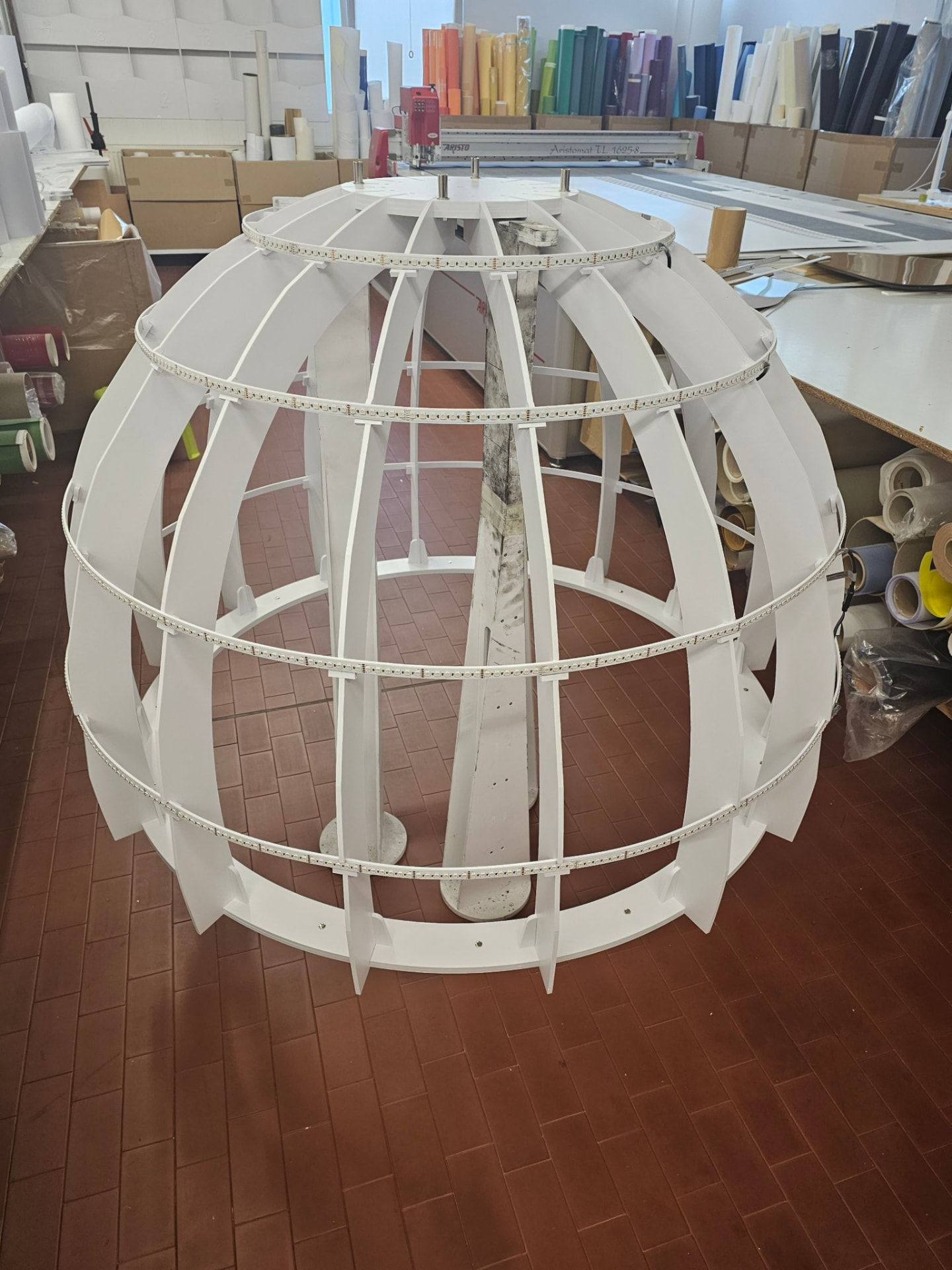 Verkabeltes Gerüst der Sonderleuchte mit vier LED-Ringen für indirekte Beleuchtung