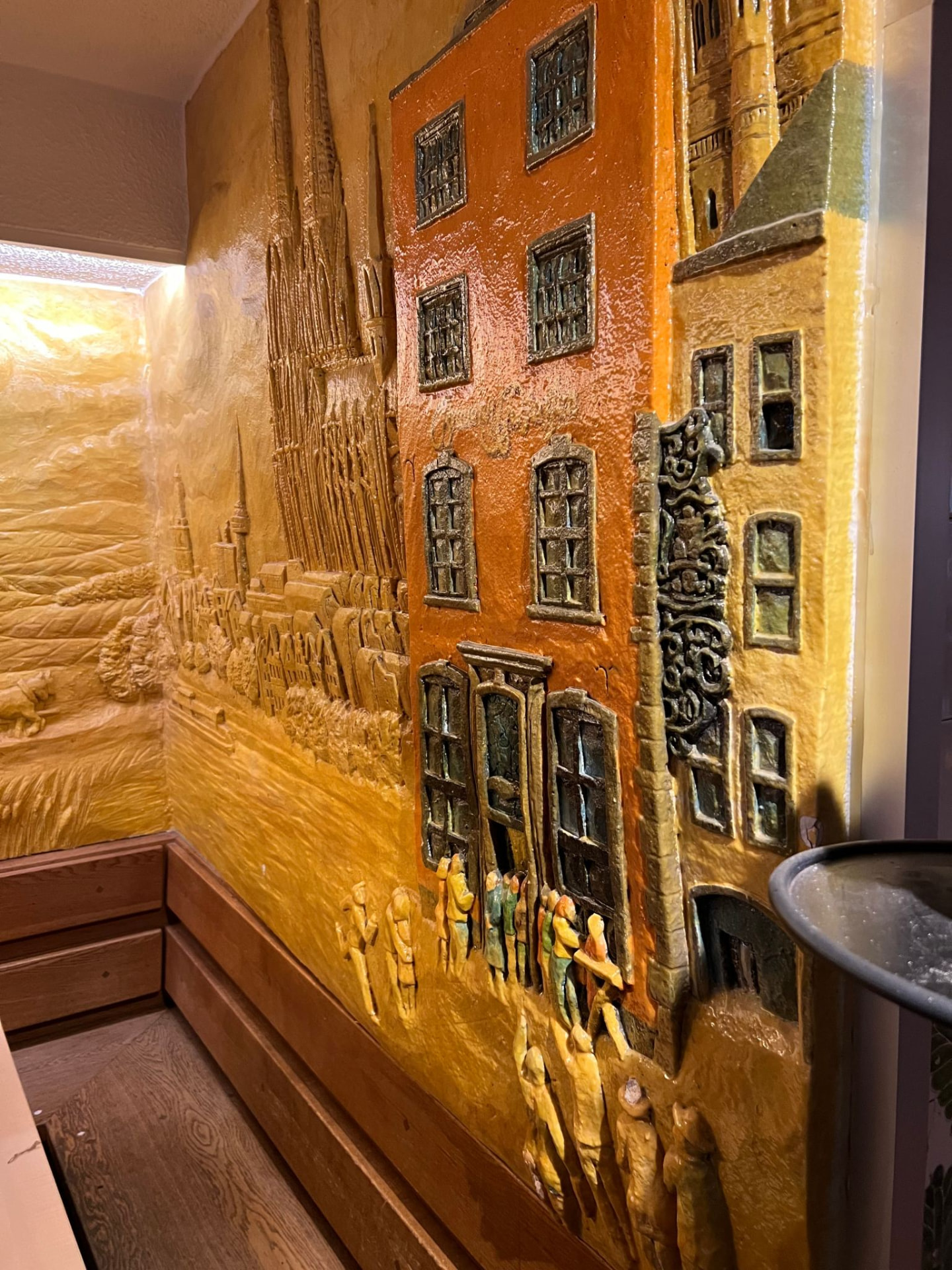 Detail des farbigen Wandreliefs mit Kölner Motiven im Brauhaus zum Pfaffen
